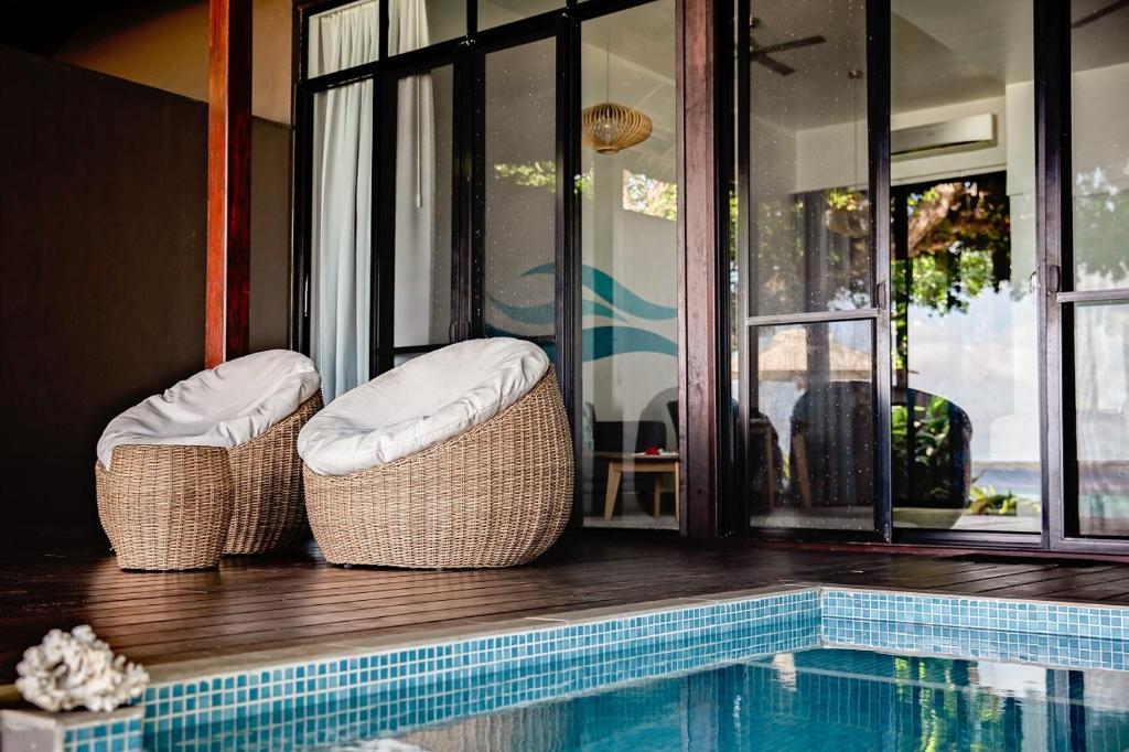 BARRIER BEACH ACCOM
