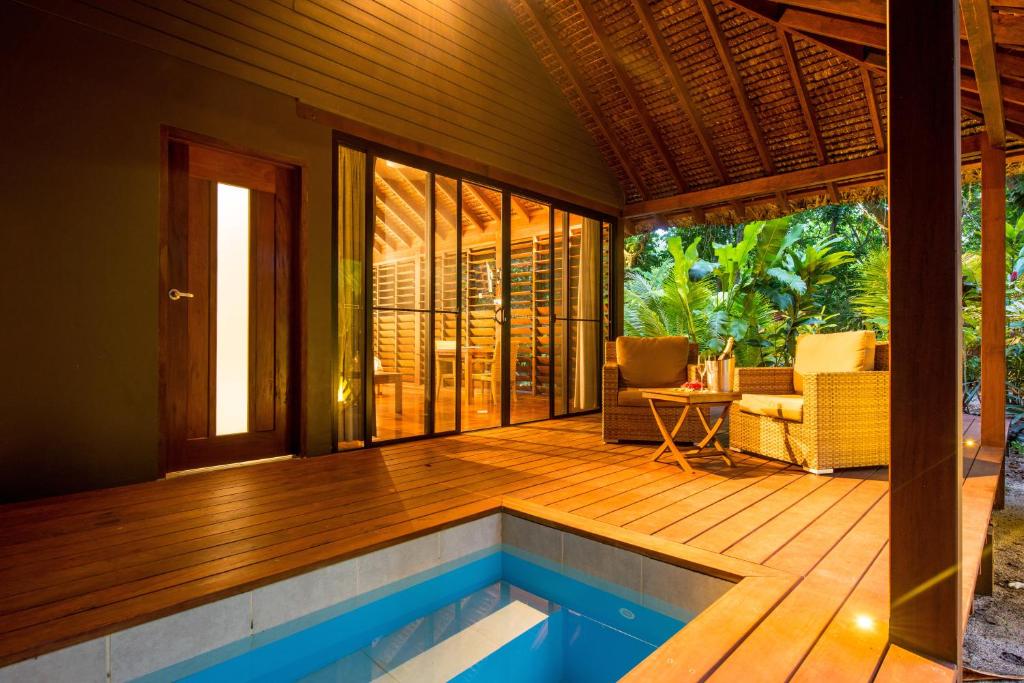 BARRIER BEACH ACCOM