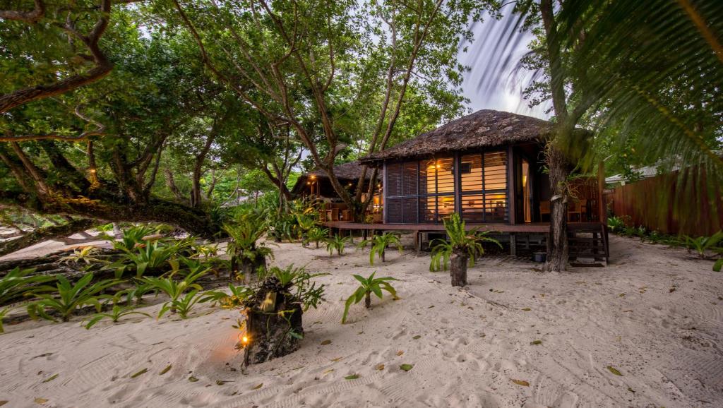 BARRIER BEACH ACCOM